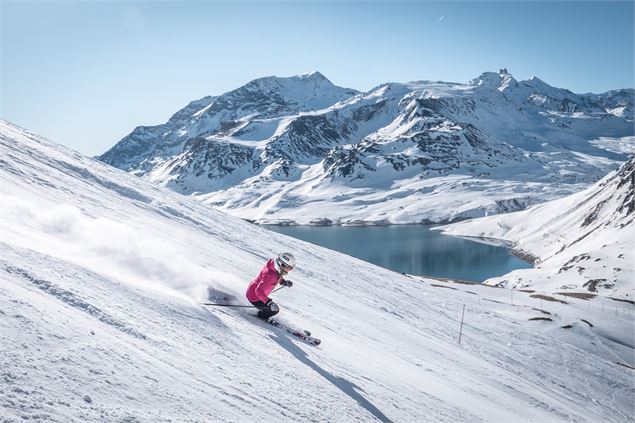 Skieur sur les pistes avec vue sur le lac du Mont Cenis - Dylan Cuvelier