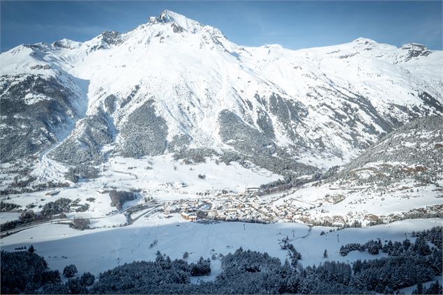 Vue sur le village de Val Cenis Termignon depuis le domaine skiable - Dylan Cuvelier
