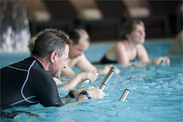 Cours d'aquabiking dans le bassin balnéo - Elizabeth Gayard