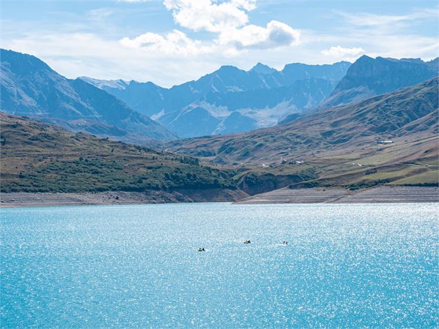 Canoës et pédalos traversant le lac - D.Cuvelier - OTHMV