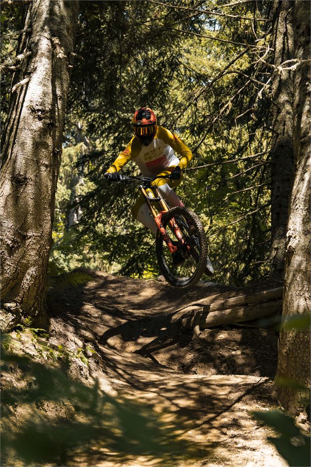 Saut dans le tracé de la piste entre les arbres - L.Meyer-Châtel
