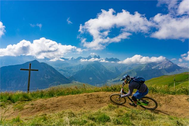 Vue depuis la piste La Saute-Mouton avec les Aiguilles d'Arves en ligne de mire - Office de Tourisme