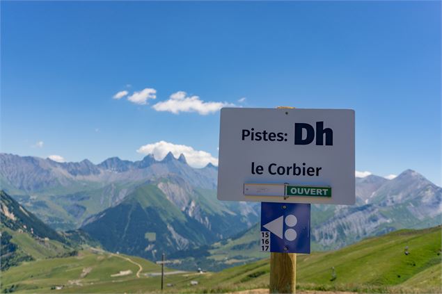 Signalétique de la piste DH du Corbier, la piste Saute-Mouton - Office de Tourisme Le Corbier