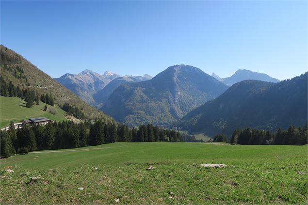 Première éclaircie de la randonnée et vue sur les Monts du Chablais - Victor Demilly / Vallée d'Aulp