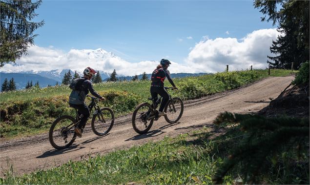 couple en VTT sur sentier face au Mont-Blanc - OT Combloux_Marine Martin