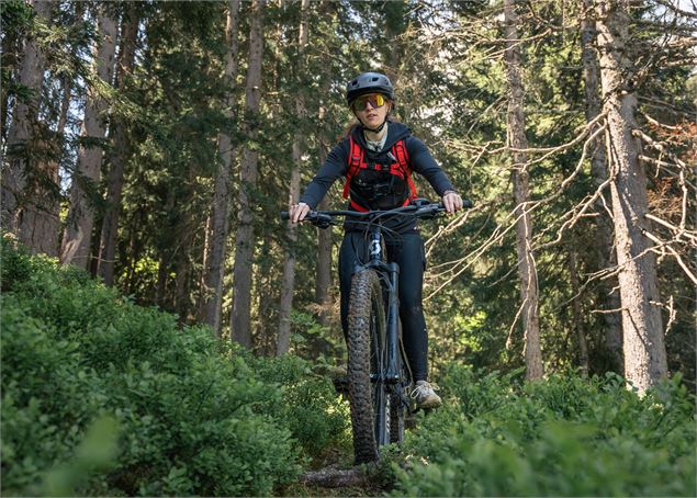 femme en VTT dans la forêt - OT Combloux_Marine Martin