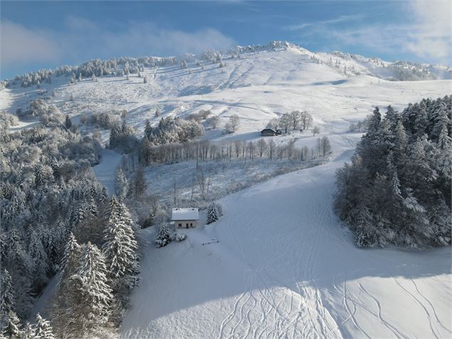 vue des psites enneigées du domaine bas et haut