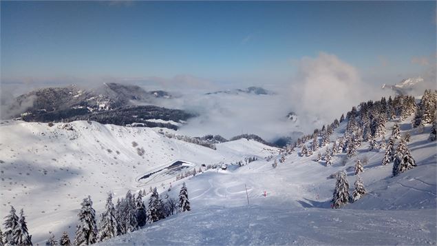 Skieurs sur piste les Airelles - OT Alpes du Léman -Gilles Place