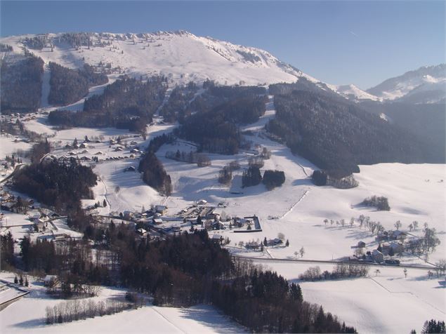 Vue générale du domaine skiable - OT Alpes du Léman -Gilles Place