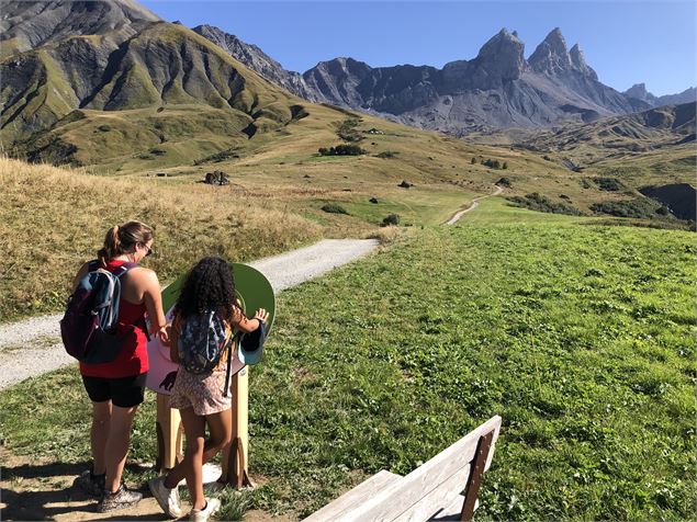 Famille sur le Sentier des alpages - OTICoeurdemaurienne