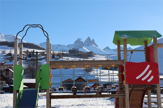 Jeux pour enfants dans la neige avec Aiguilles d'Arves en, toile de fond - OTICoeurdemaurienne
