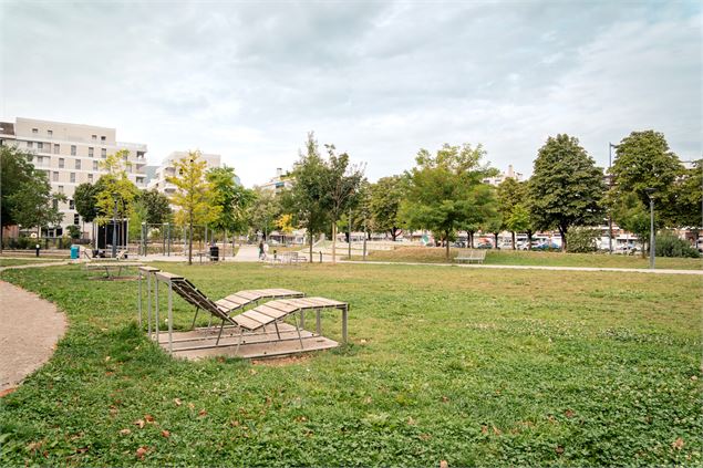 Assises dans le parc - OT_Monts_du_Genevois_-_Brice_Souvansanouk