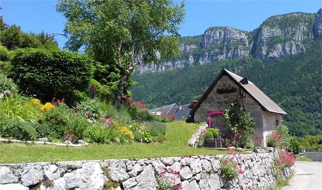 Le jardin depuis la route - Evelyne Philippe