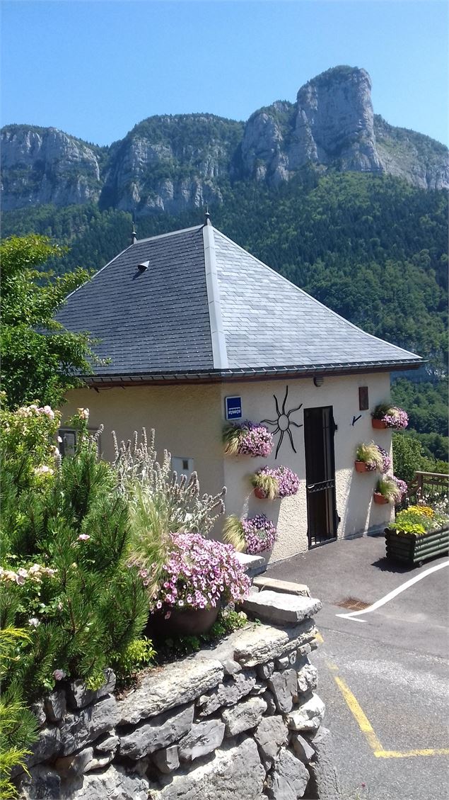 Vue sur Roche Veyrand depuis le jardin - Evelyne Philippe