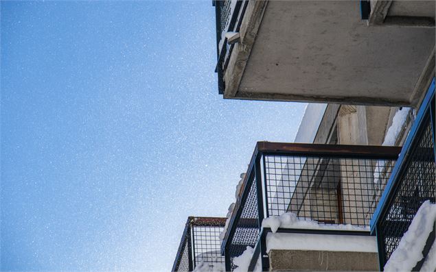 Gros plan sur les balcons du bâtiment de Bételgeuse - OT Flaine-Candice Genard