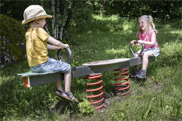 Jeux pour enfants à proximité du lac du Lou - Tilby Vattard