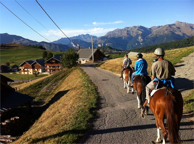 Balade à Cheval à Albiez - OTICoeurdemaurienne