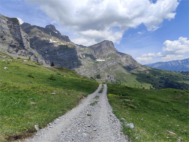 Montée depuis la Pierre Fendue - Cordon Tourisme