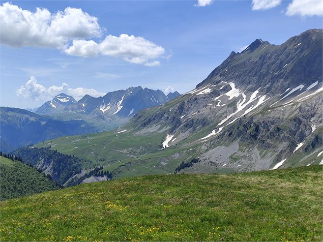 Vue sur la Giettaz Col de Niard - © Cordon Tourisme