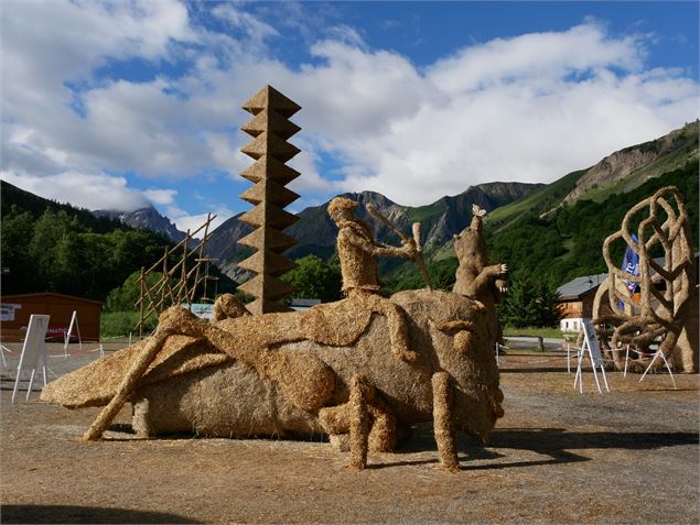 Sculptures de paille et foin au départ de la balade des verneys à pratier - Alice Niquet / Valloire