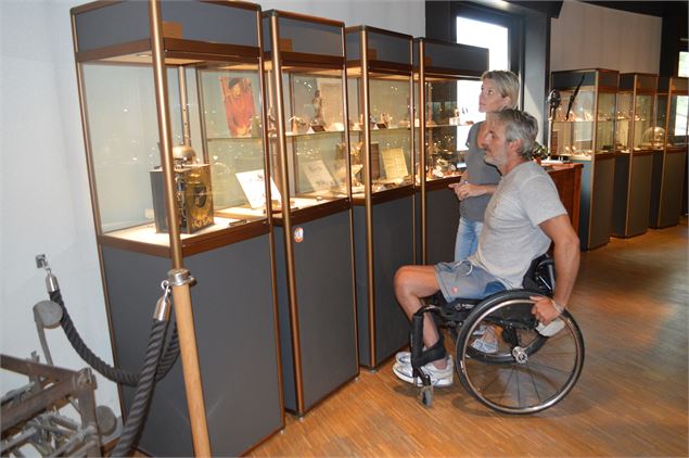 Couple devant les vitrines du musée - Charles Savouret