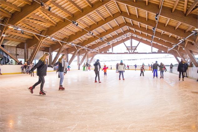 Patinoire au Grand-Bornand village - G. Cobret - Le Grand-Bornand Tourisme