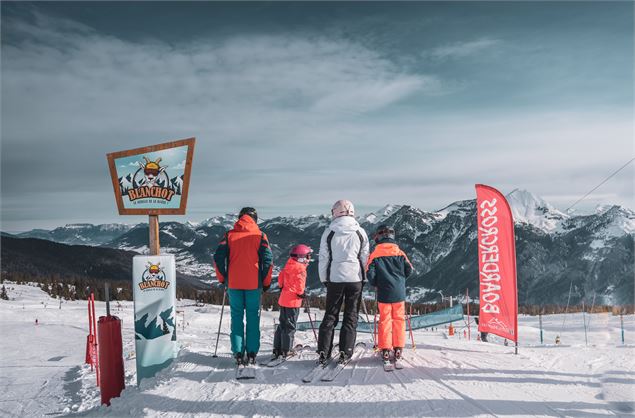 Famille au départ de la piste scénarisée Blanchot - Peignée Verticale - Grand Chambéry Alpes Tourism