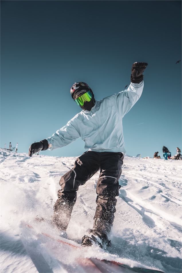 Snowboarder profitant de la poudreuse - Peignée Verticale - Grand Chambéry Alpes Tourisme