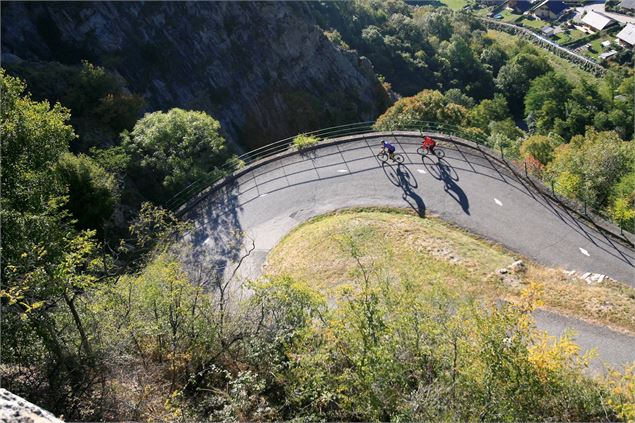cycliste dans les lacets de Montvernier - OutlinesMagazine