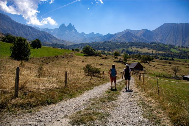 Randonneuses sur le sentier de la Praz. - Thibaut.Blais