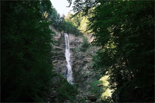 Cascade vue de face - OT Samoëns - Mathilda Manzi
