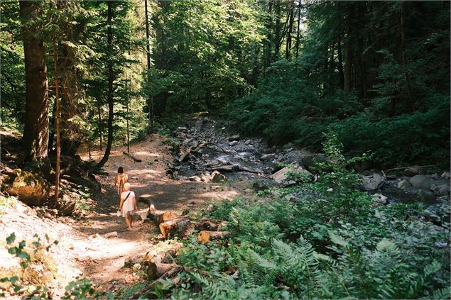 Chemin pédestre - OT Samoëns - Mathilda Manzi