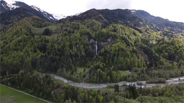 Vue générale de la cascade et de son environnement - OT Samoëns - Mathilda Manzi