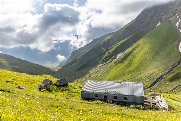 Vue sur le refuge des Aiguilles d'Arves - OTICœurdemaurienne