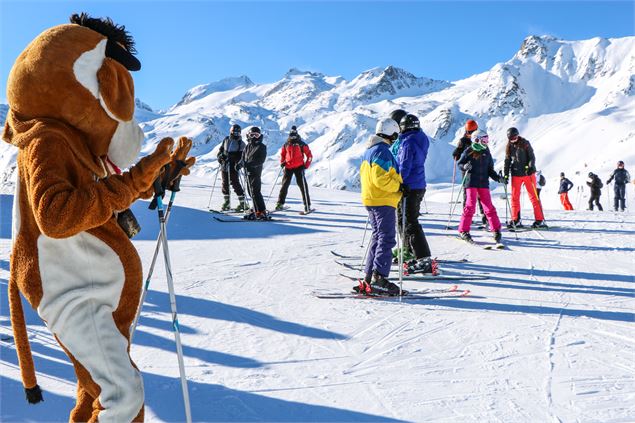 Sorlinette la mascotte à la rencontre des skieurs - © OT Saint Sorlin dArves - V Bellot-Mauroz