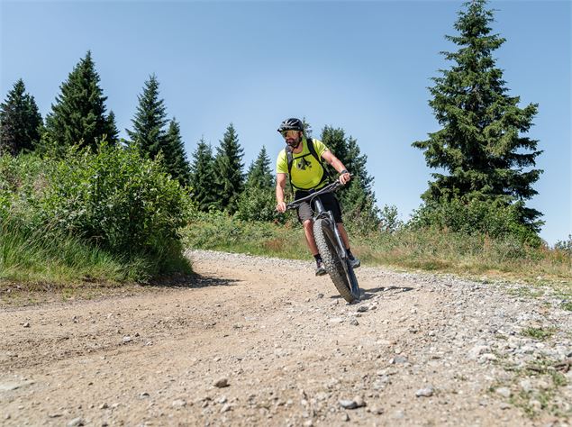 homme en VTT sur sentier de montagne - OT Combloux_Marine Martin