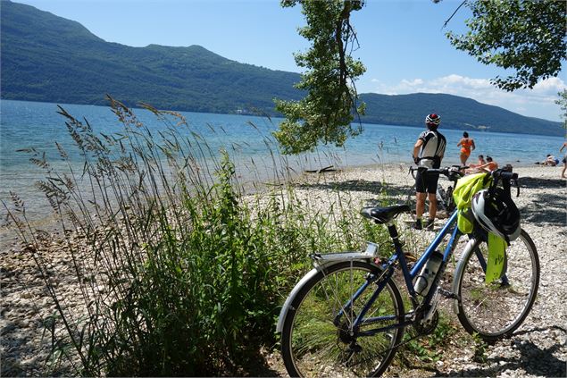 Une pause le long du lac avant d'entamer la montée - © Explore Savoie - Anglade
