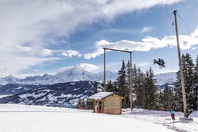 Personnes sur la Giant Swing en hiver - OT Combloux - Marine MARTIN