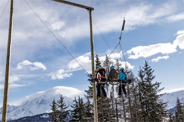 Personnes sur la Giant Swing en hiver - OT Combloux - Marine MARTIN