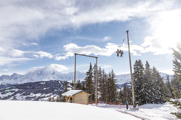 Personnes sur la Giant Swing en hiver - OT Combloux - Marine MARTIN