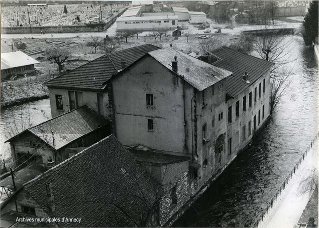 Bâtiments de l'industrie textile de l'île Saint-Joseph vus du sixième étage d'un immeuble voisin en1