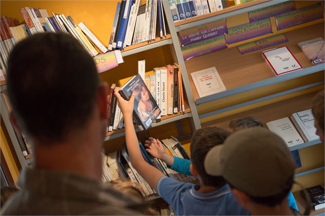 Enfants dans la bibliothèque - livrelecteurs