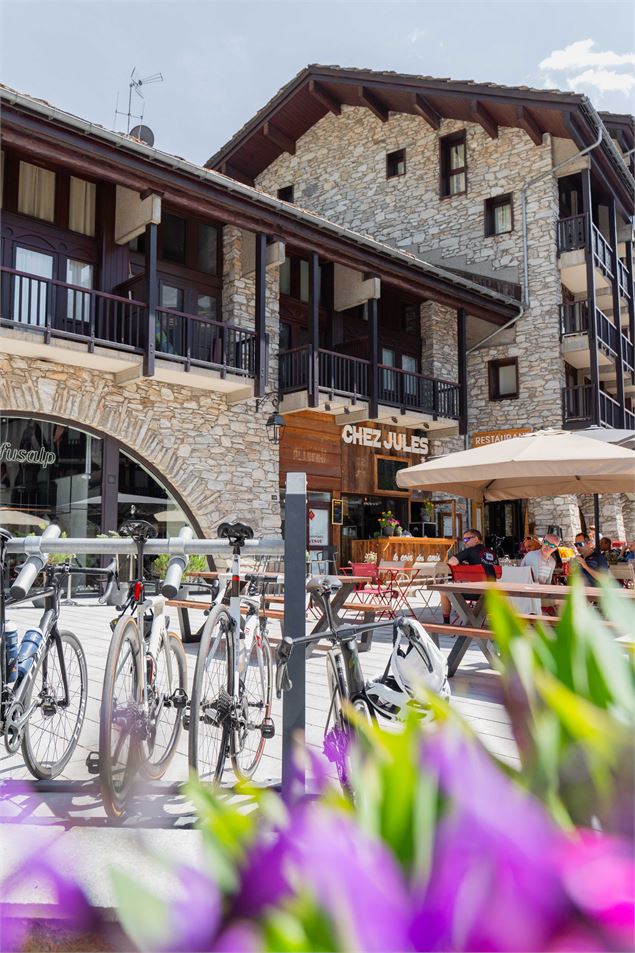 Chez Jules - Coin des Amis en été - Elisa Vercueil - Val d'Isère Tourisme