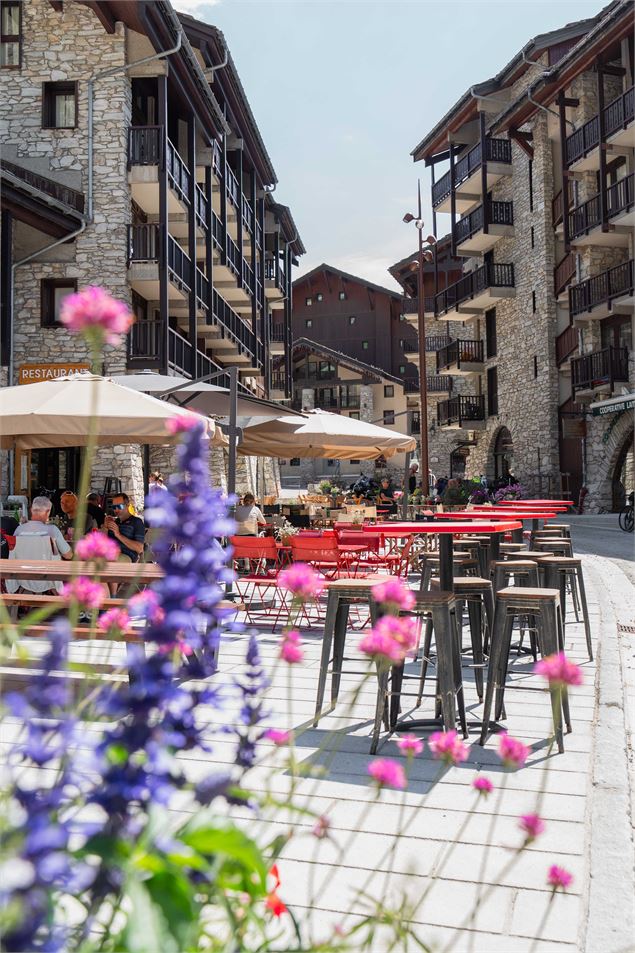 Chez Jules - Coin des Amis en été - Elisa Vercueil - Val d'Isère Tourisme
