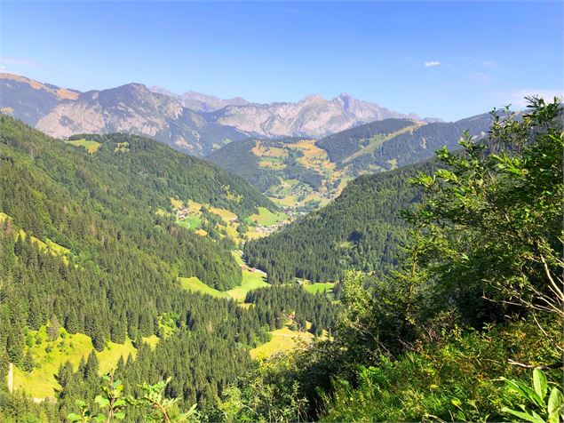 Vue sur le hameau de Prétairié et sur les montagnes - Marco Peter