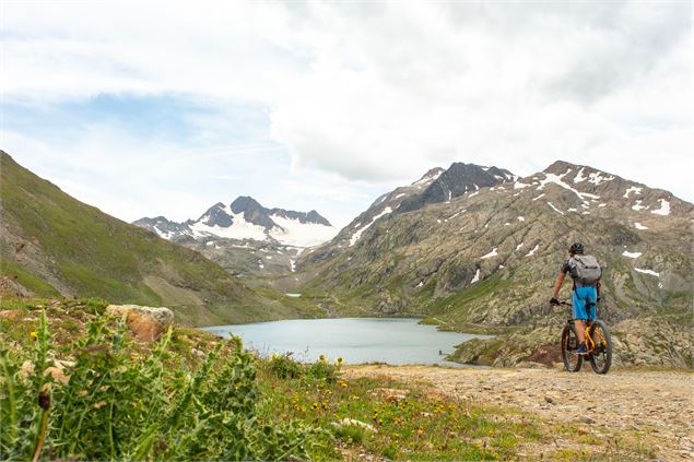 VTT face au Glacier - © OT Saint Sorlin dArves - V Bellot-Mauroz