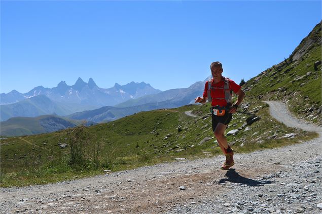 Trailer face aux Aiguilles d'Arves - © OT Saint Sorlin d'Arves - V Bellot-Mauroz