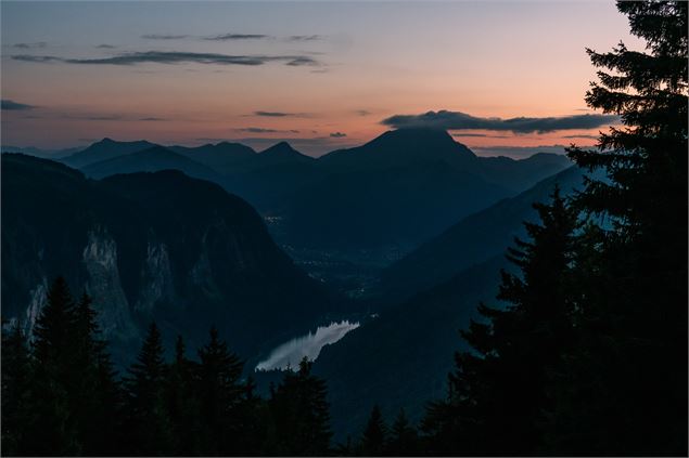 Lac de Montriond et Roc d'Enfer à la tombée de la nuit - Lucie Tanguy / Vallée d'Aulps Tourisme
