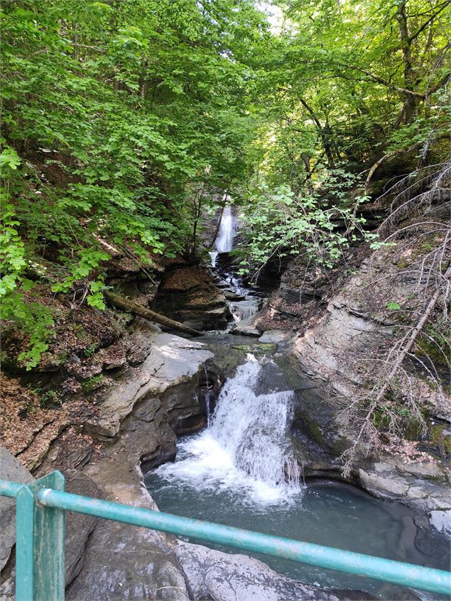 Rivière en direction de la Pierre Fendue - Cordon Tourisme