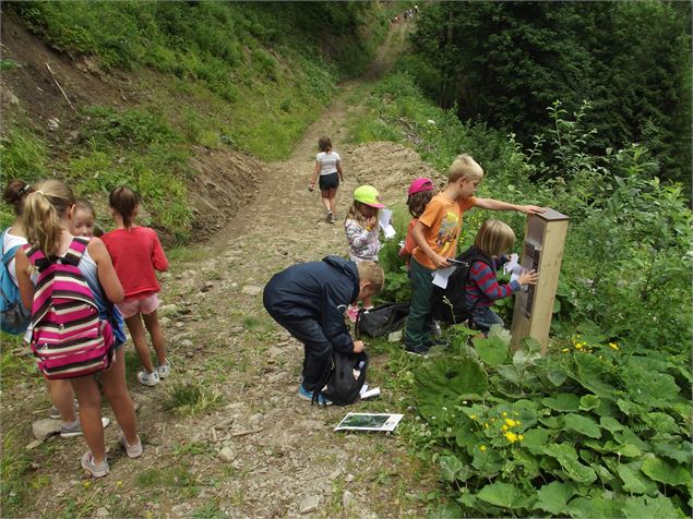 groupe d'enfants sur le sentier sonore - Vieille Douane